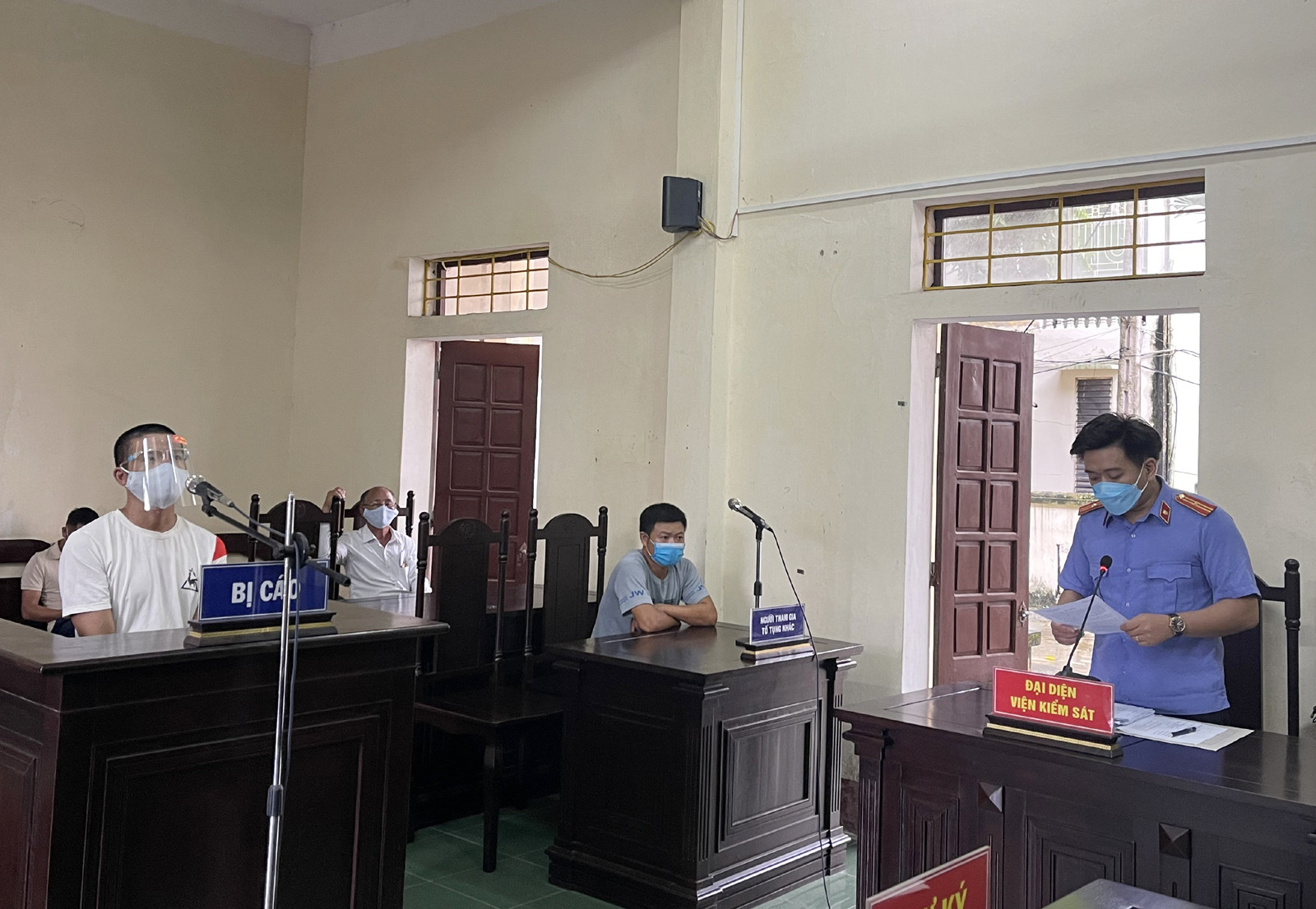 Nguyễn Văn Bắc lĩnh 15 tháng tù vì hành vi chống người thi hành công vụ.
