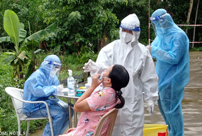 CDC Đồng Nai lấy mẫu xét nghiệm cho người dân trong khu vực phong tỏa tại phường Tân Phong, TP Biên Hòa.