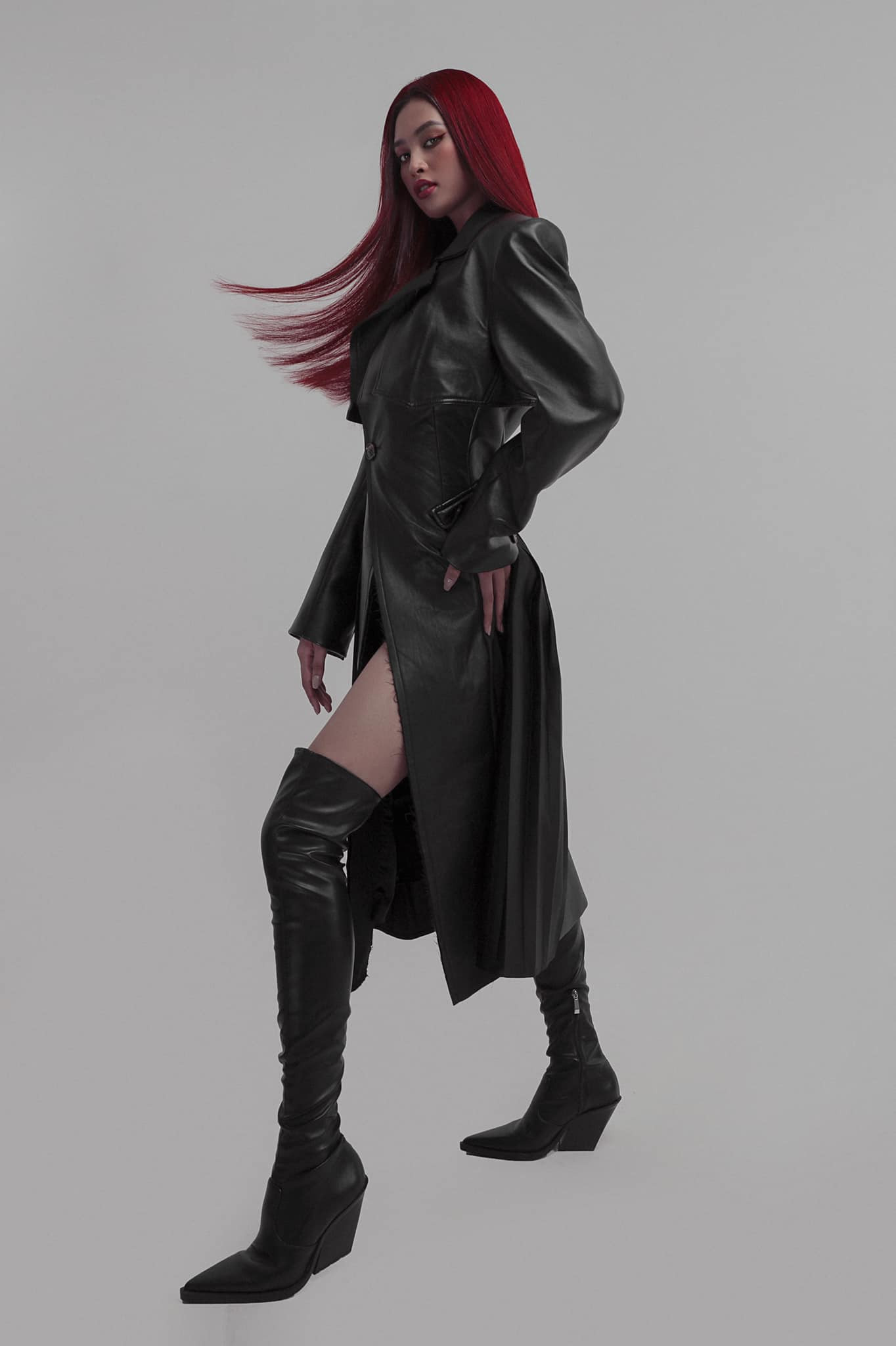 Classic cổ điển phá cách với áo khoác da dáng dài và boot cao cổ kết hợp với màu tóc đỏ cá tính.