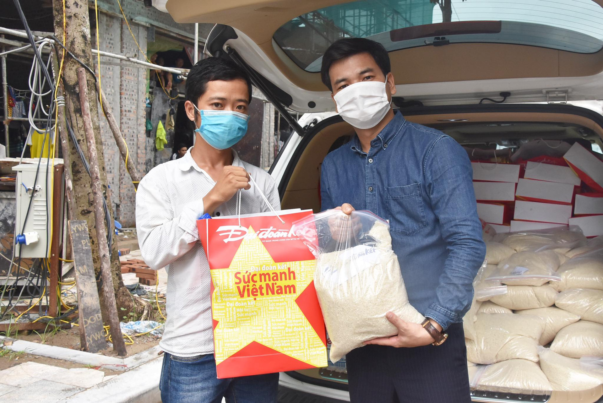 Đoàn trao tặng túi quà an sinh đến công nhân đang mắc kẹt tại các công trường xây dựng trên địa bàn phường Thịnh Liệt, quận Hoàng Mai. Ảnh: Tiến Đạt.