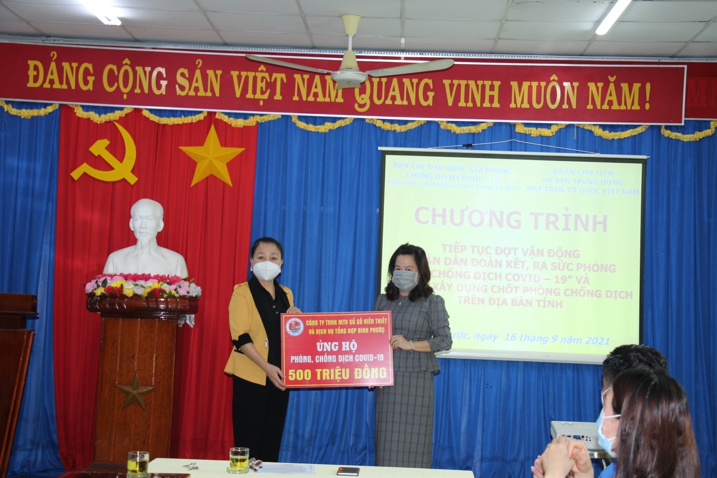 Bà Lê Thị Xuân Trang,Trưởng ban Dân vận, Chủ tịch UBMTTQVN tỉnh tiếp nhận nguồn ủng hộ phòng chống Covid-19