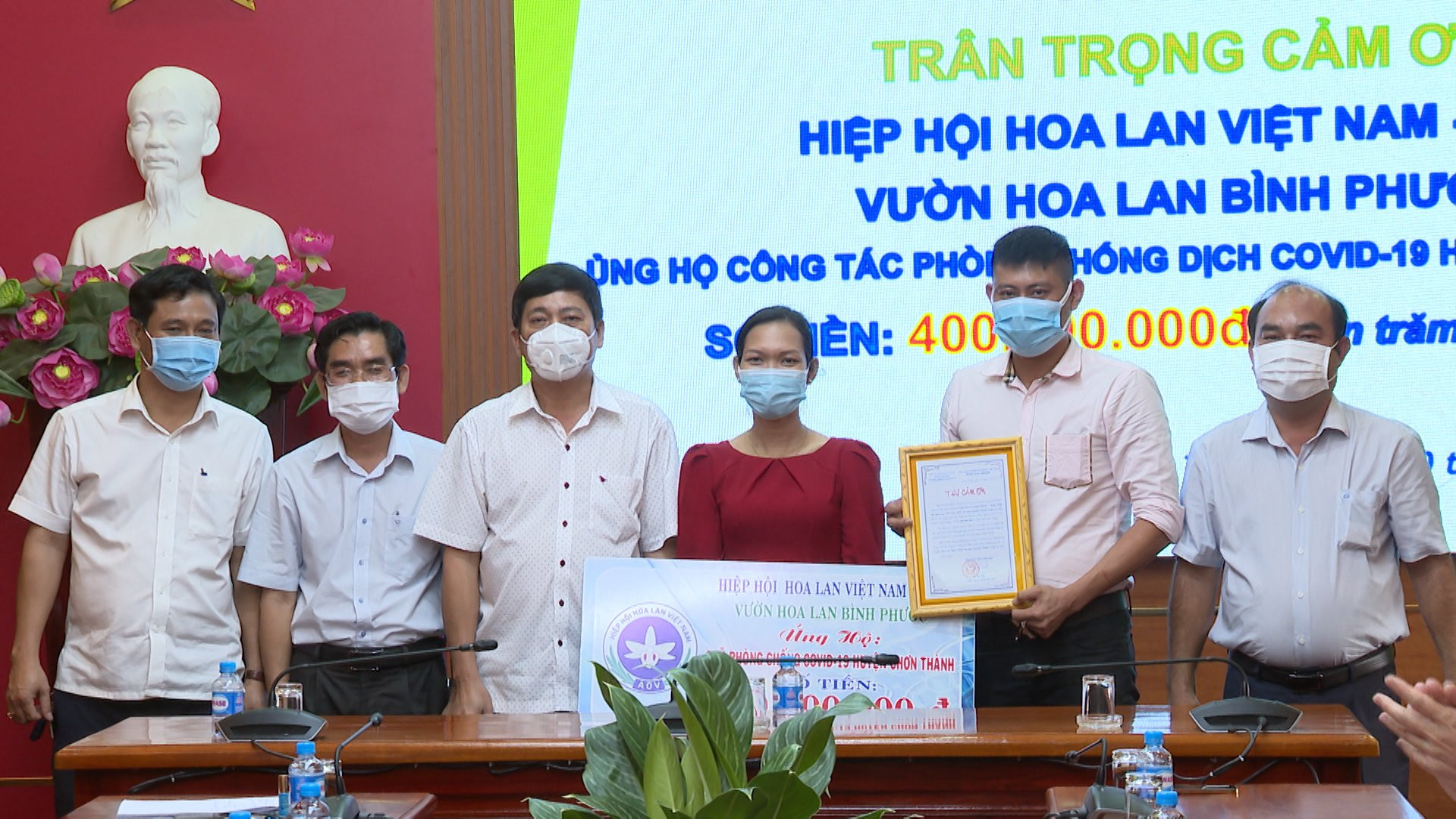  Ông Nguyễn Tấn Hải - Ủy viên ban thường vụ Tỉnh ủy, Bí thư huyện Chơn Thành tiếp nhận nguồn ủng hộ phòng chống Covid-19.