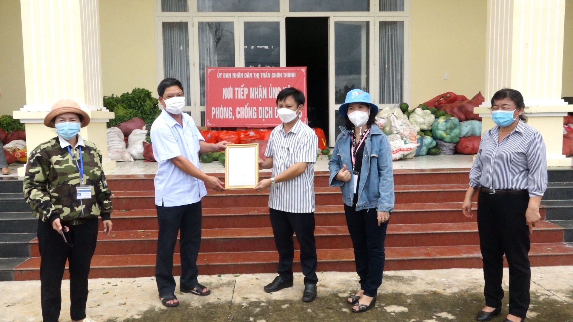Ông Trịnh Văn Khái Ủy viên Ban Thường vụ huyện ủy, Chủ tịch UBMTTQVN huyện tiếp nhận lương thực, thực phẩm từ huyện Bù Gia Mập ủng hộ.