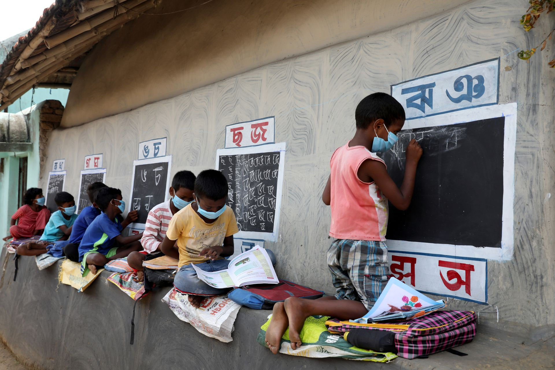 Những tấm bảng đen của lớp học “đường phố” đông nghịt trẻ em. Ảnh Reuters