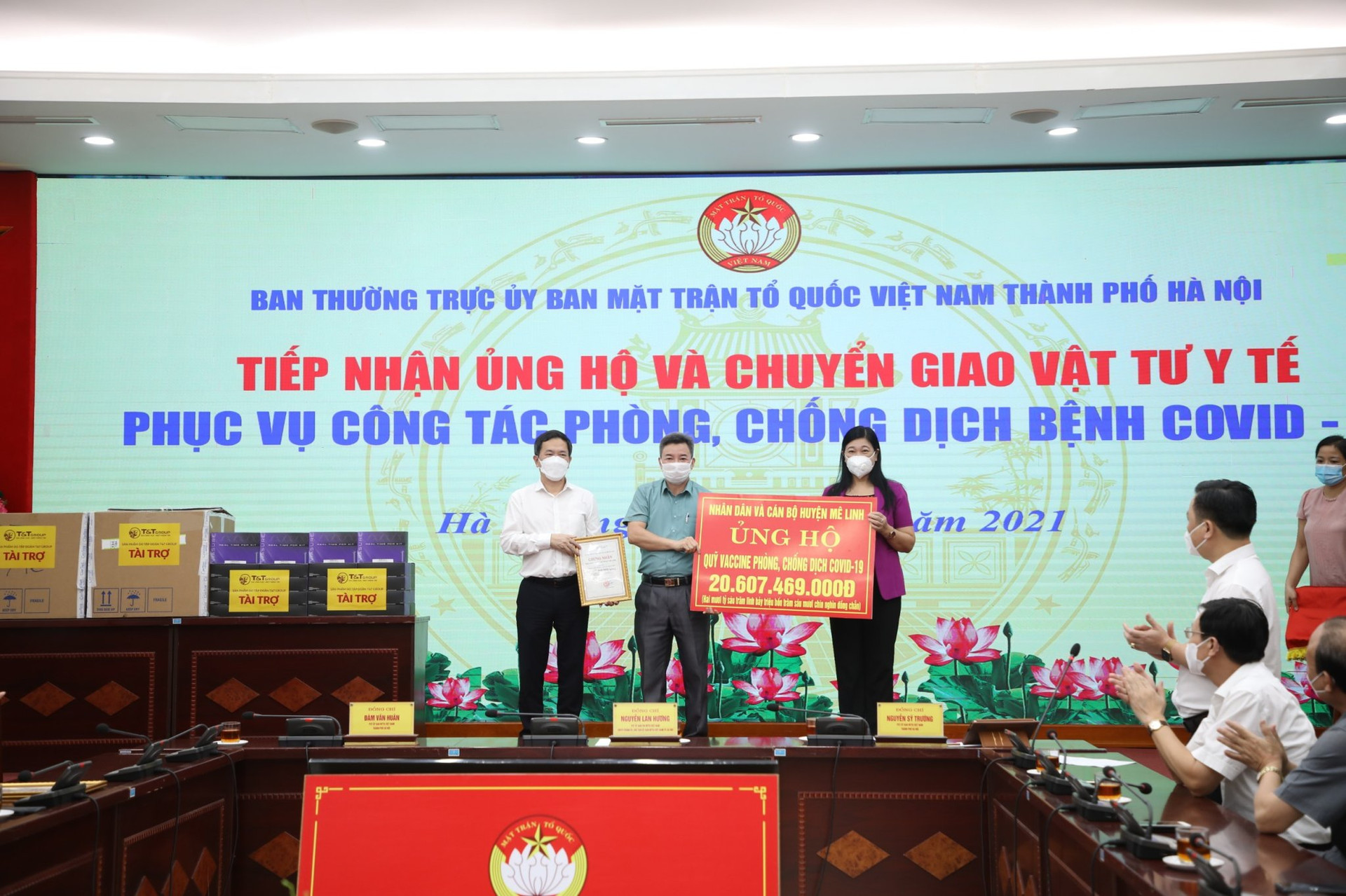Bà Nguyễn Lan Hương tiếp nhận ủng hộ từ cán bộ và nhân huyện Mê Linh ủng hộ Quỹ Vaccine.