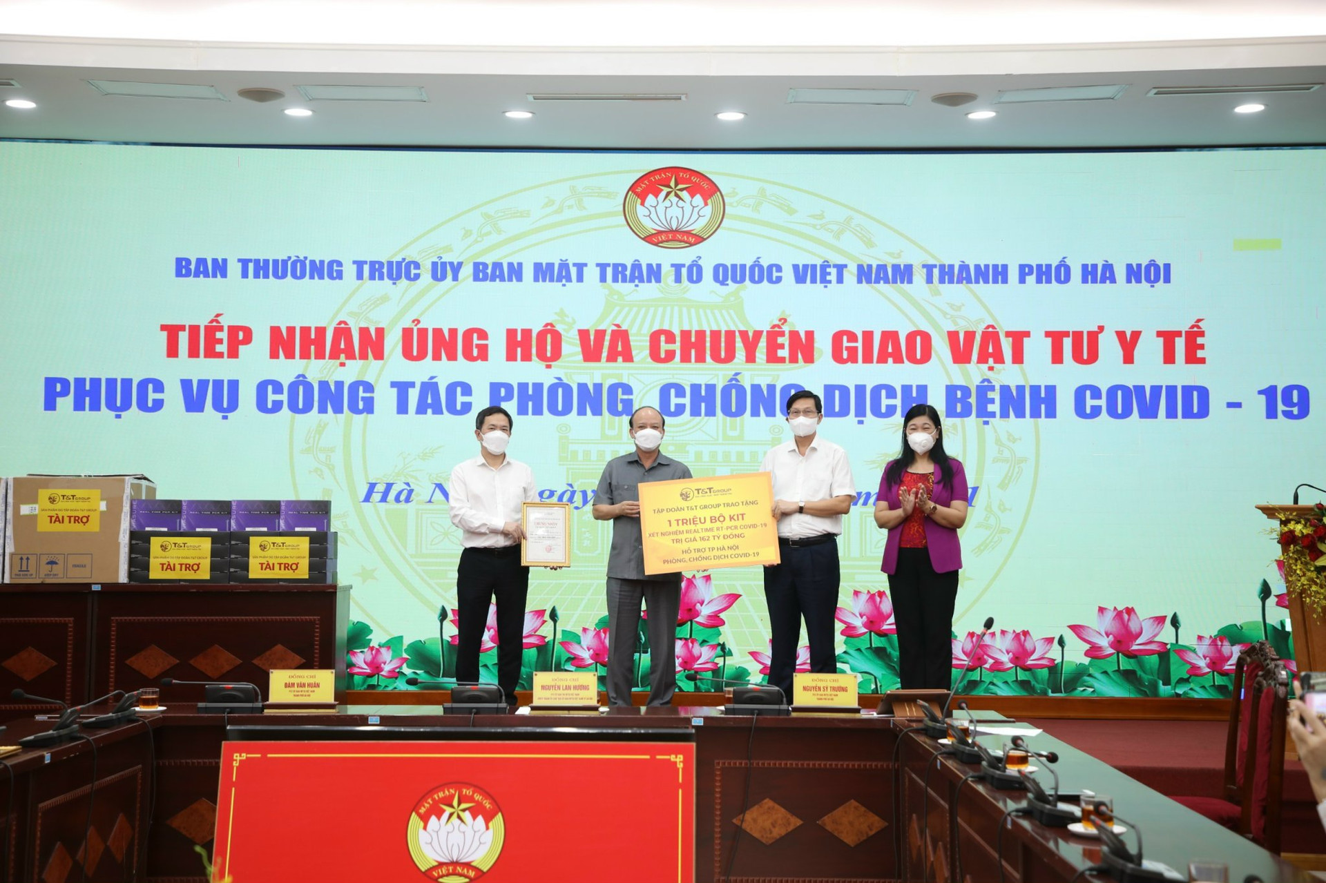 Ủy ban MTTQ thành phố Hà Nội tiếp nhận một triệu bộ kít xét nghiệm Realtime PCR.