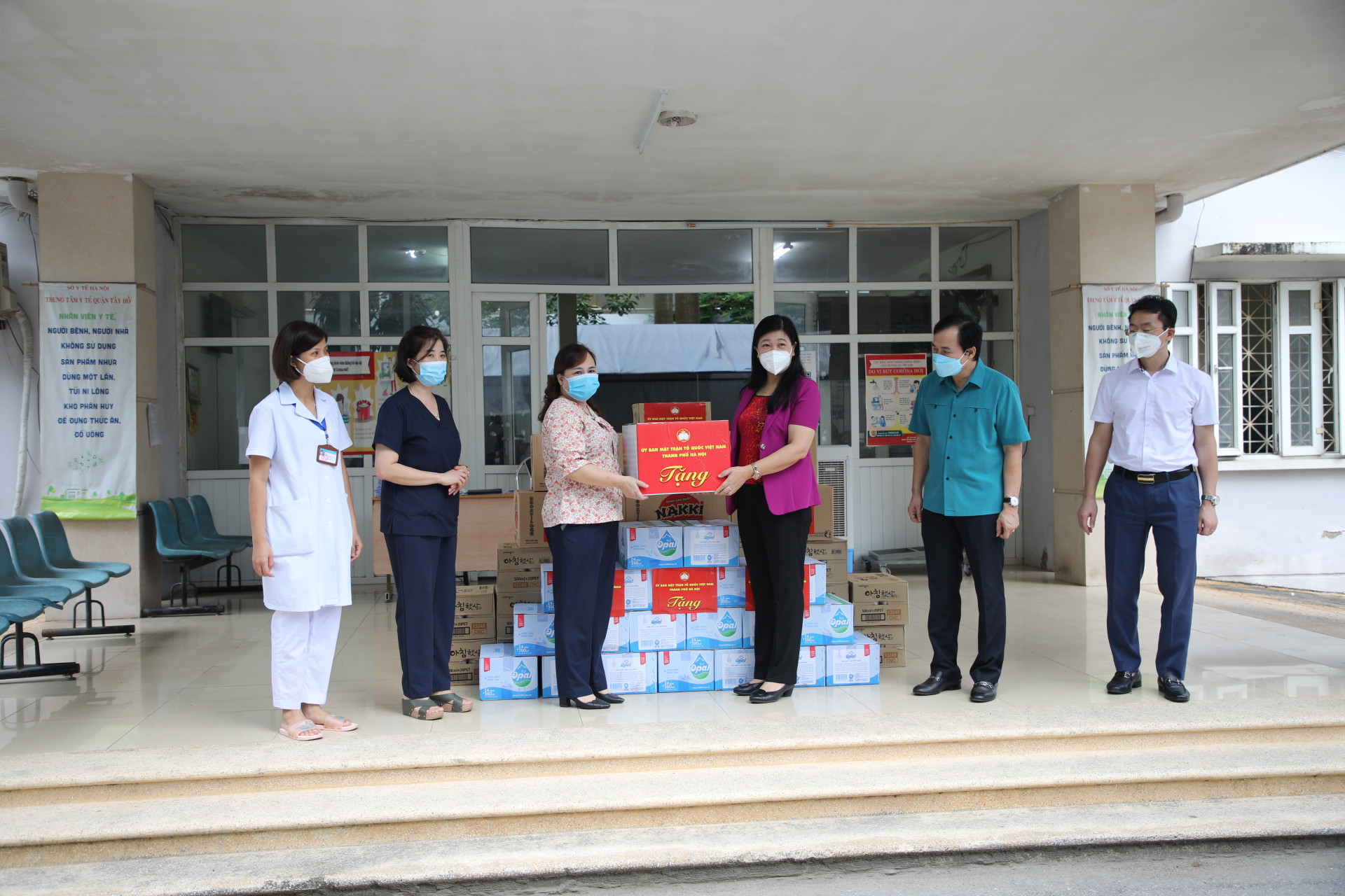 Bà Nguyễn Lan Hương tặng quà cho Trung tâm Y tế quận Tây Hồ. 