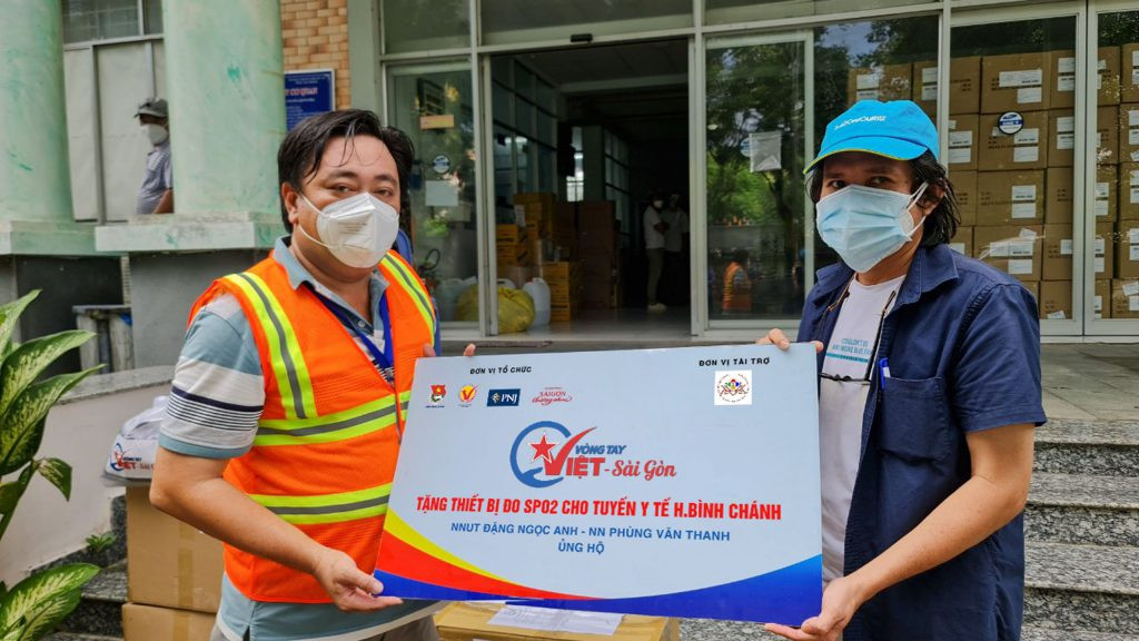 Vòng tay Việt - Sài Gòn trao máy SP02 cho các trung tâm y tế