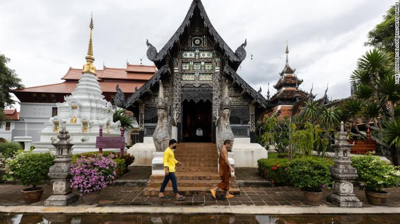 Nhà sư sải bước qua chùa Wat Chedi Luang vắng lặng ở Chiang Mai, Thái Lan (9/9/2021). Ảnh CNN