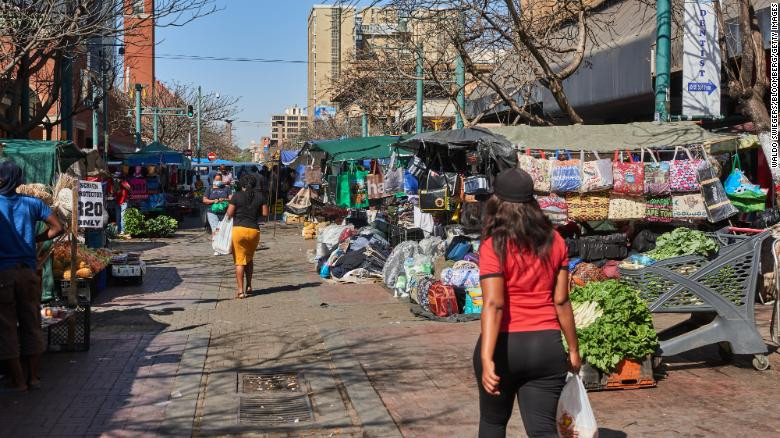 Những dân đi chợ ở một khu thương tâm buôn bán tại Pretoria, Nam Phi (14/9/2021). Ảnh CNN