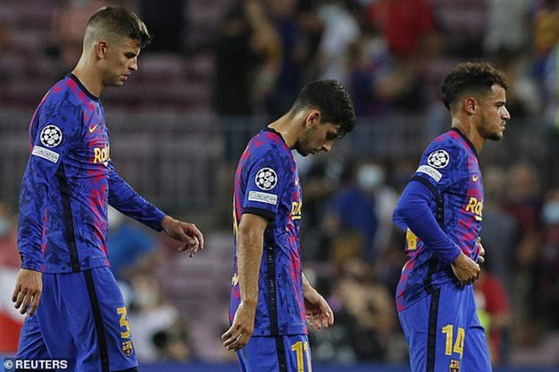 Các cầu thủ Barca nhận nhiều lời chỉ trích sau trận thua.