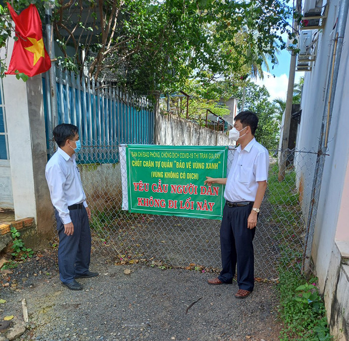 Bí thư huyện ủy Xuân Lộc Viên Hồng Tiến (bên phải) kiểm tra một khu vùng xanh trên địa bàn.