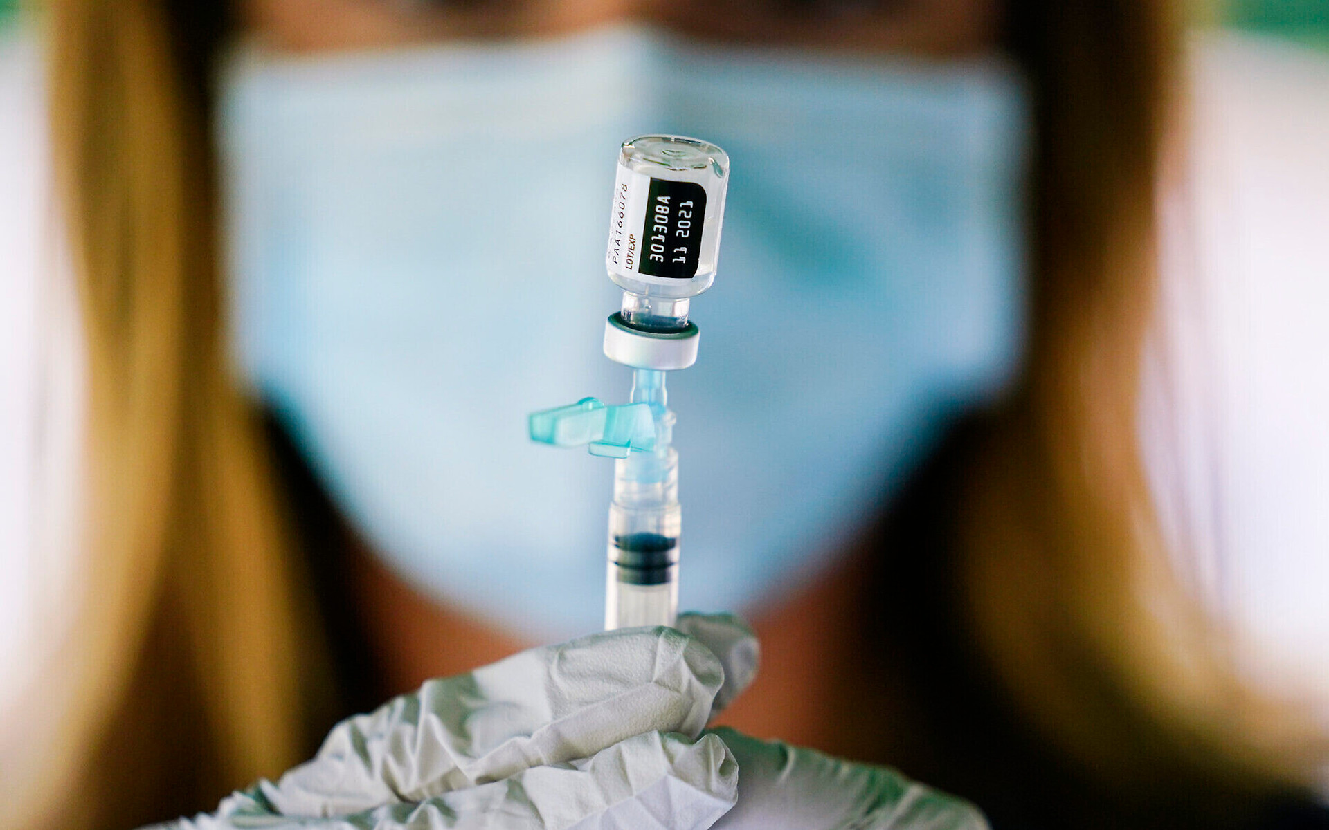 FDA dự kiến sẽ sớm đưa ra quyết định về việc tiêm mũi vaccine tăng cường. Ảnh ABCNews