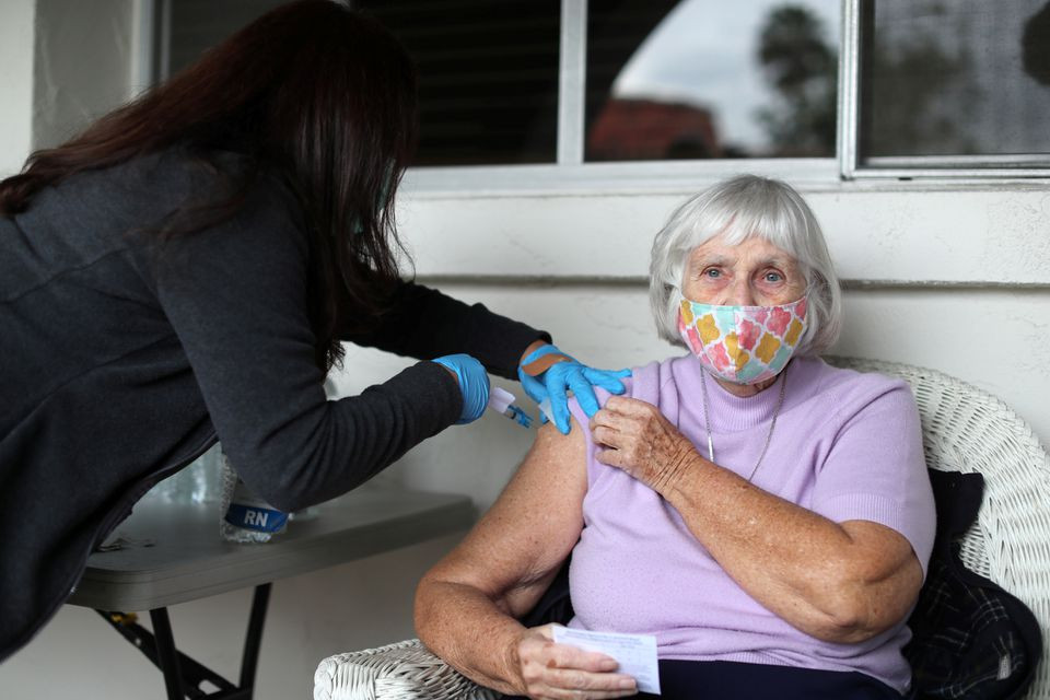 Theo FDA, những người Mỹ trên 65 tuổi và những người có nguy cơ mắc bệnh nặng sẽ được tiêm mũi tăng cường. Ảnh Reuters