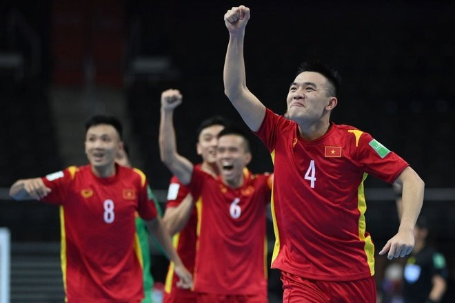Các cầu thủ Việt Nam ăn mừng sau khi chính thức giành vé vào vòng 1/8 World Cup.