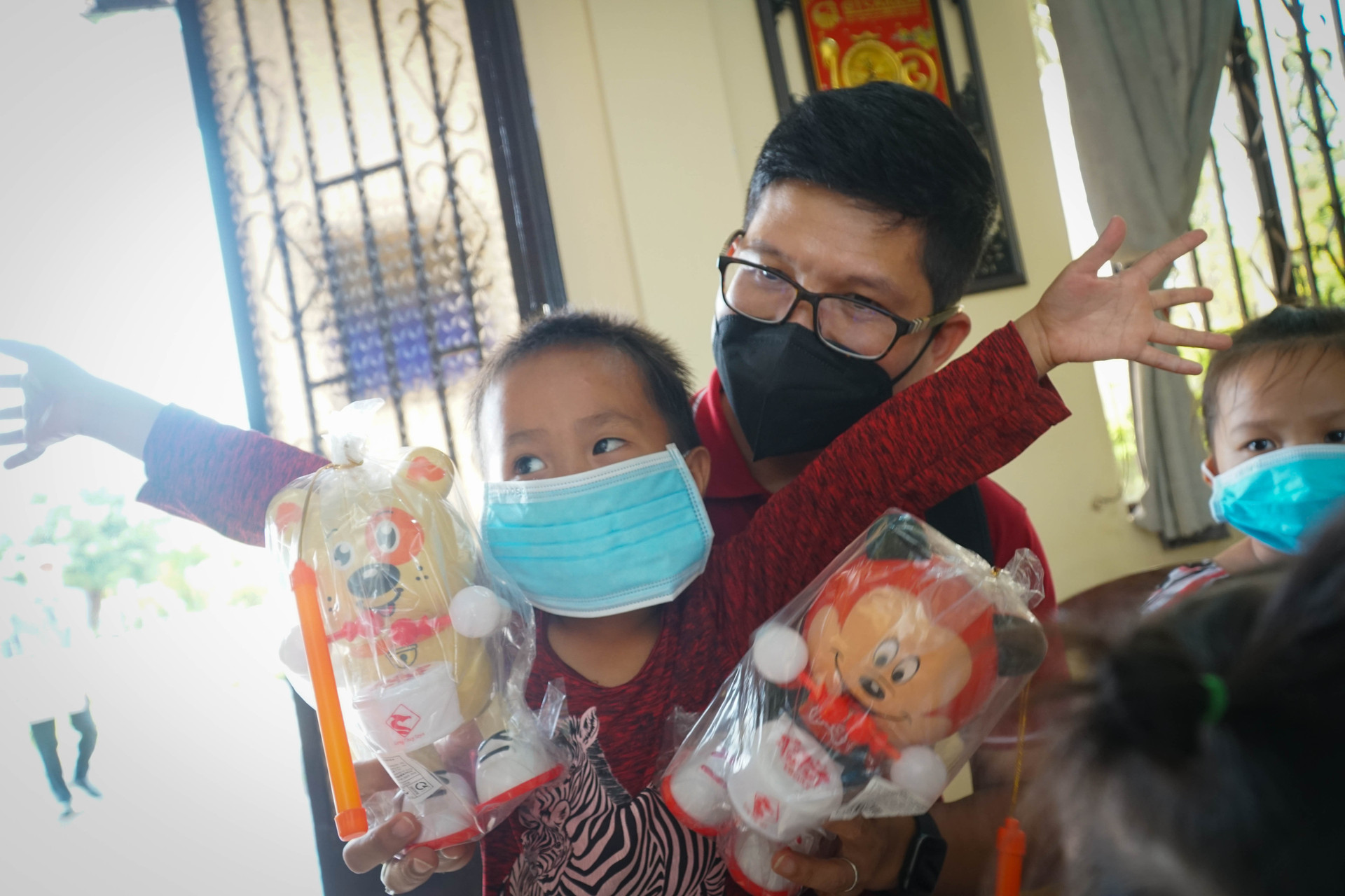 Trung tâm Công tác Xã hội Công đoàn thành phố - Liên đoàn Lao động TPHCM đến thăm và trao quà cho trẻ em tại trung tâm Mai Hòa (huyện Củ Chi).