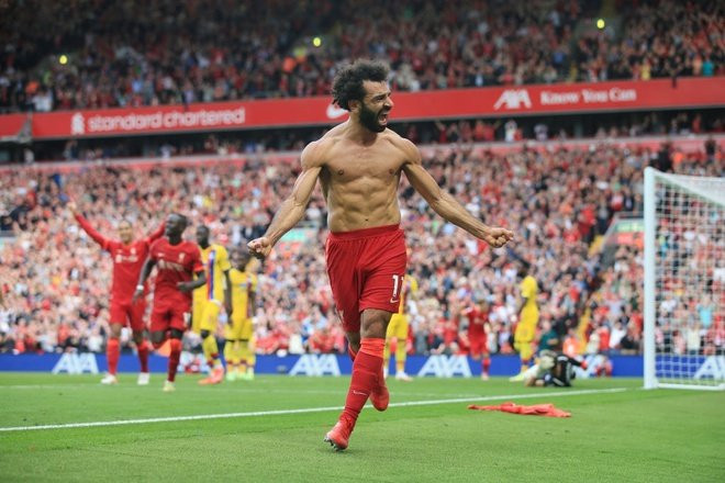 Salah cởi áo ăn mừng với bàn thắng nhân đôi cách biệt.