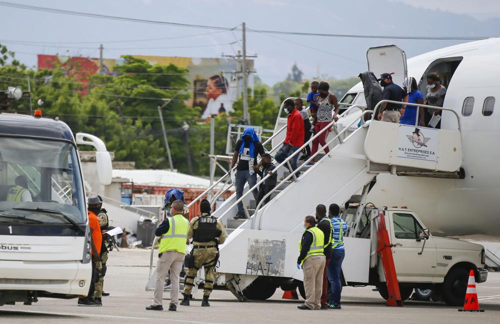 Các chuyến bay đưa người di cư Haiti trở lại quê hương. Ảnh AP 