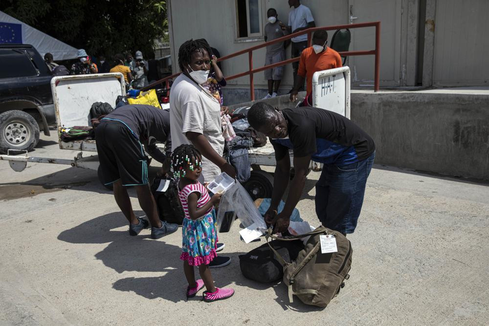 Người di cư Haiti đang được chính phủ Mỹ hỗ trợ đưa trở lại quê hương. Ảnh AP  