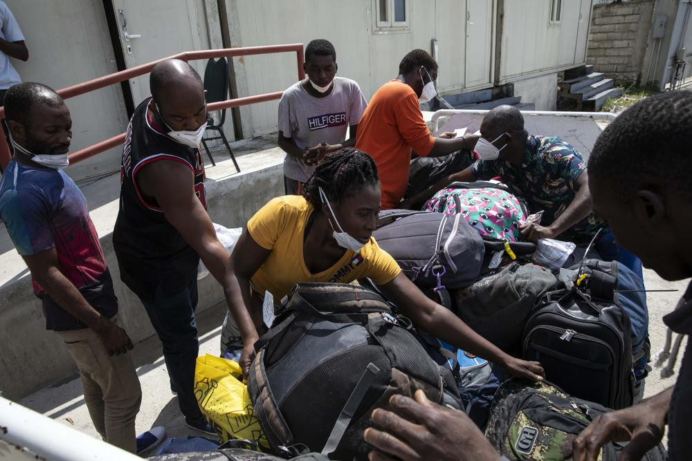Người di cư Haiti đang được chính phủ Mỹ hỗ trợ đưa trở lại quê hương. Ảnh AP