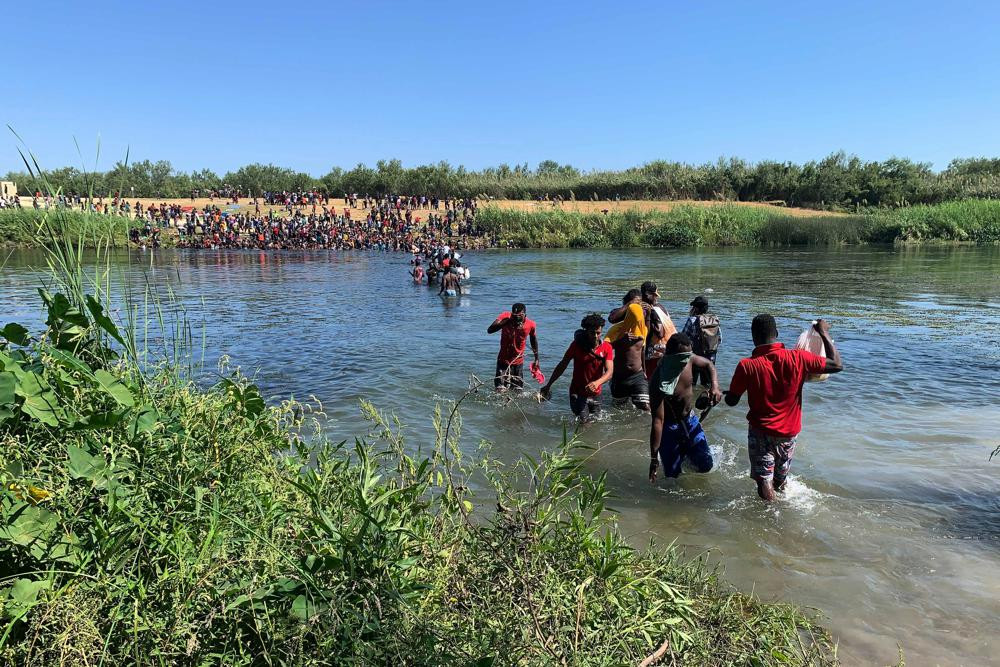 Người di cư Haiti mạo hiểm vượt sang biên giới Mexico để tìm kiếm nguồn thực phẩm. Ảnh AP