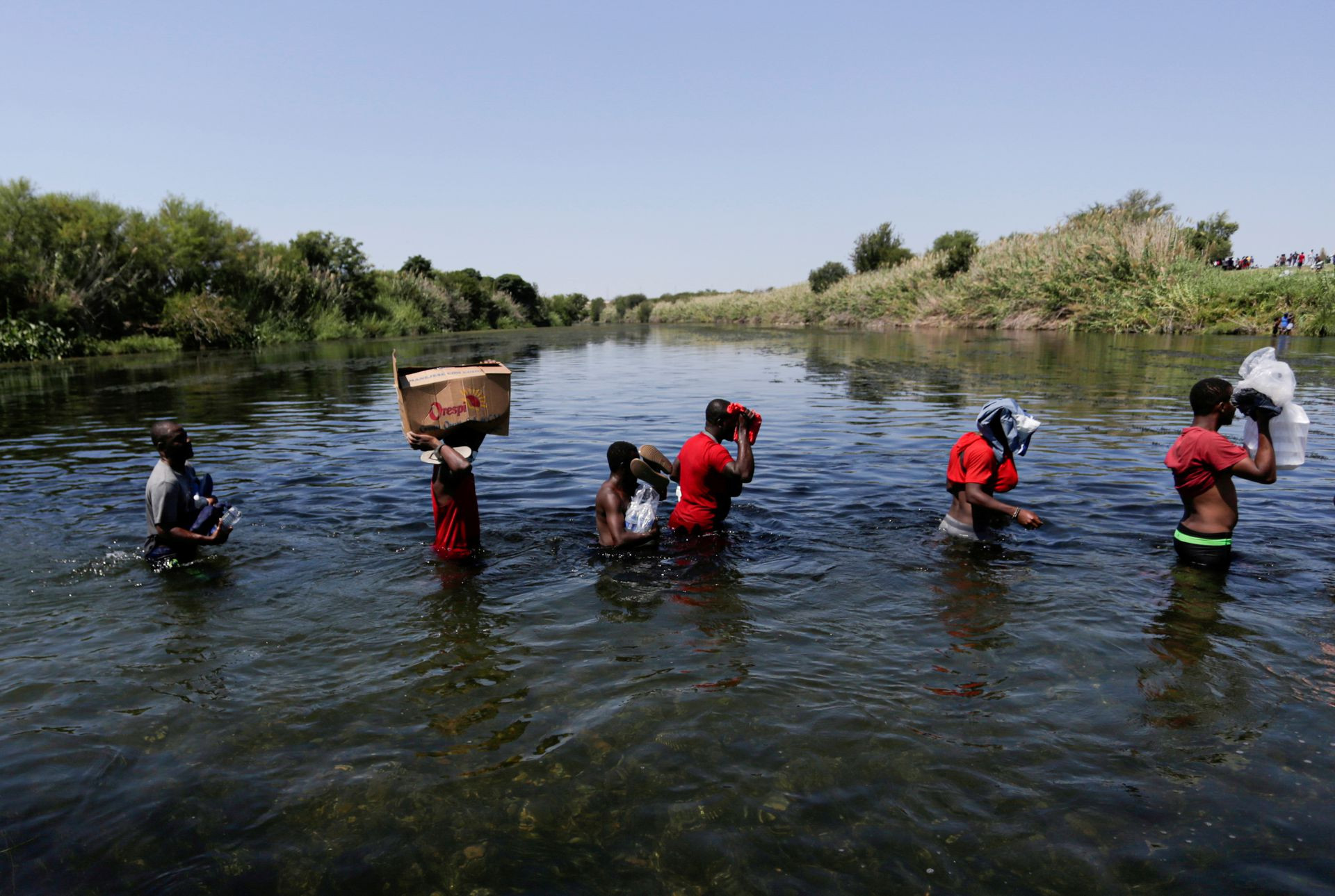 Người di cư Haiti mạo hiểm vượt sang biên giới Mexico để tìm kiếm nguồn thực phẩm. Ảnh Reuters