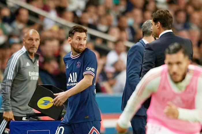 Messi tỏ thái độ với HLV Pochettino khi bị thay ra.