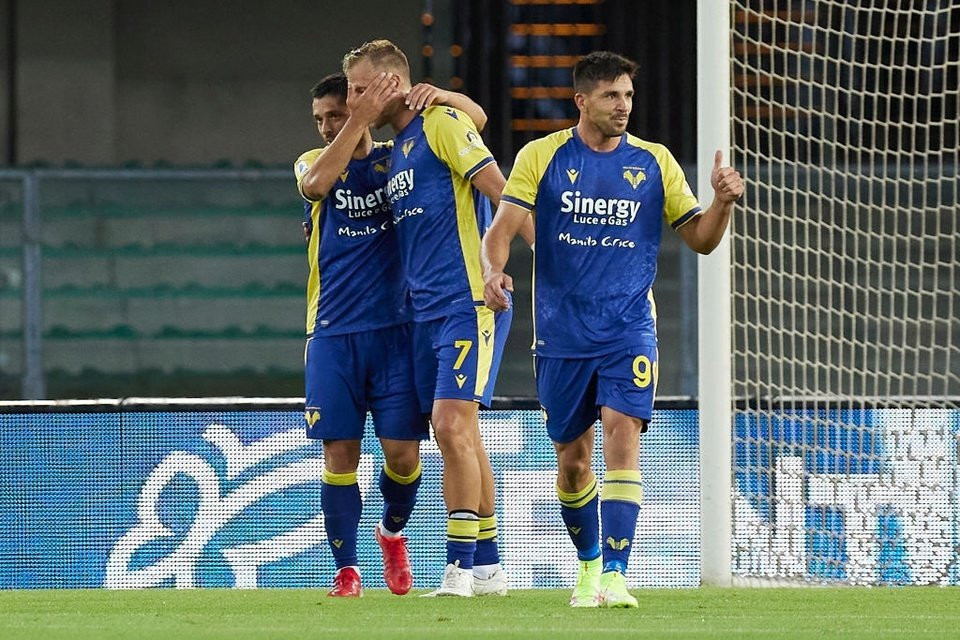 Verona có liên tiếp hai bàn thắng chỉ trong vòng 5 phút.