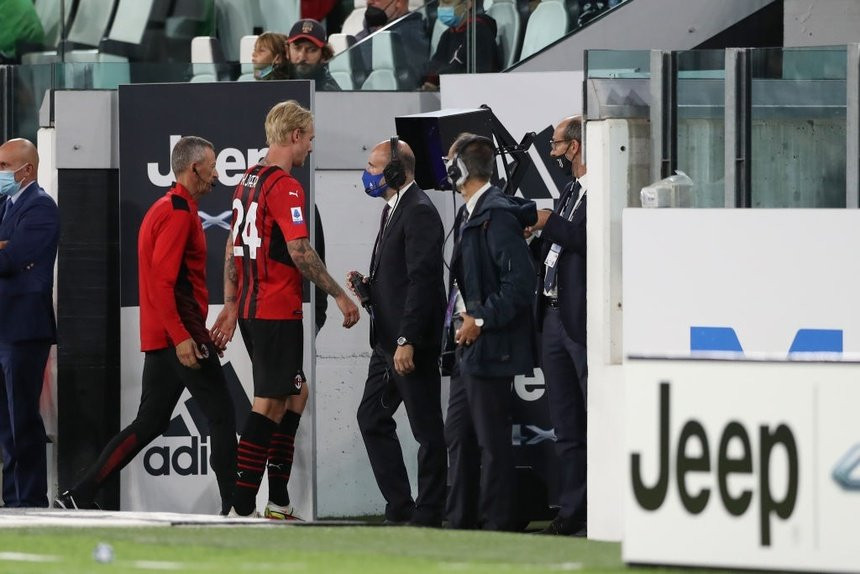 Thủ lĩnh hàng phòng ngự của AC Milan - Simon Kjaer dính chấn thương.