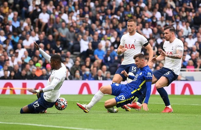 Chelsea vượt trội Tottenham về thế trận.