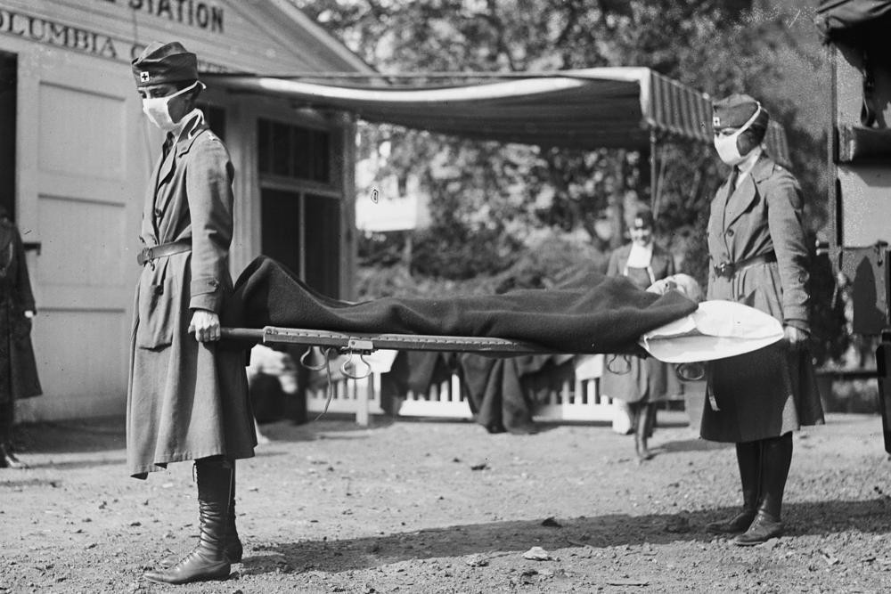 Bức ảnh này do Thư viện Quốc hội Mỹ cung cấp cho thấy một cuộc biểu tình tại Trạm cứu thương khẩn cấp của Hội Chữ thập đỏ ở Washington trong đại dịch cúm năm 1918. Ảnh AP