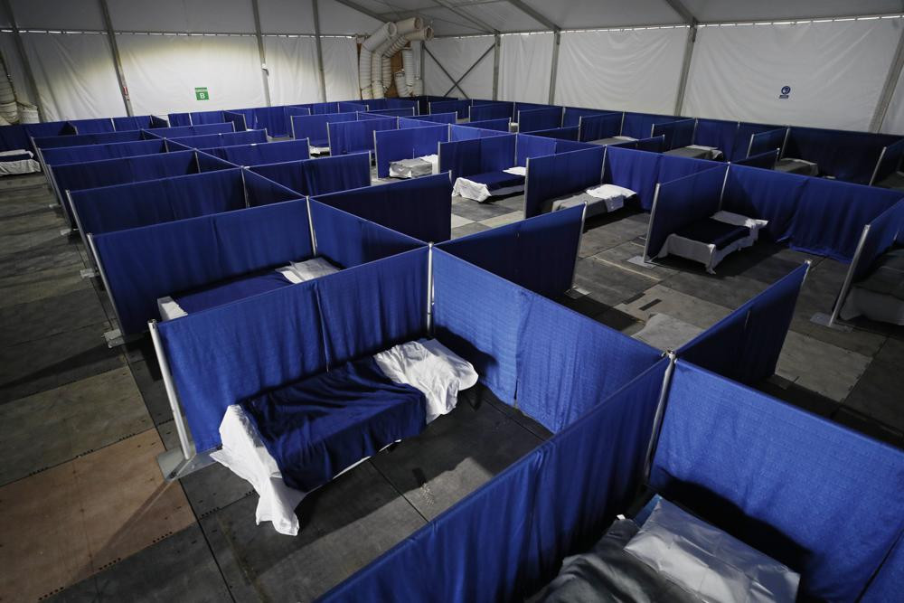 Loạt giường bệnh được xếp thành hàng tại một khu phức hợp cách ly và dành cho người vô gia cư ở Las Vegas. Ảnh AP
