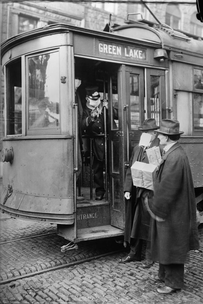 Trong bức ảnh chụp năm 1918-1919 do Thư viện Quốc hội Mỹ cung cấp, một người soát vé kiểm tra xem liệu hành khách có đeo khẩu trang ở Seattle, Wash hay không. Ảnh AP