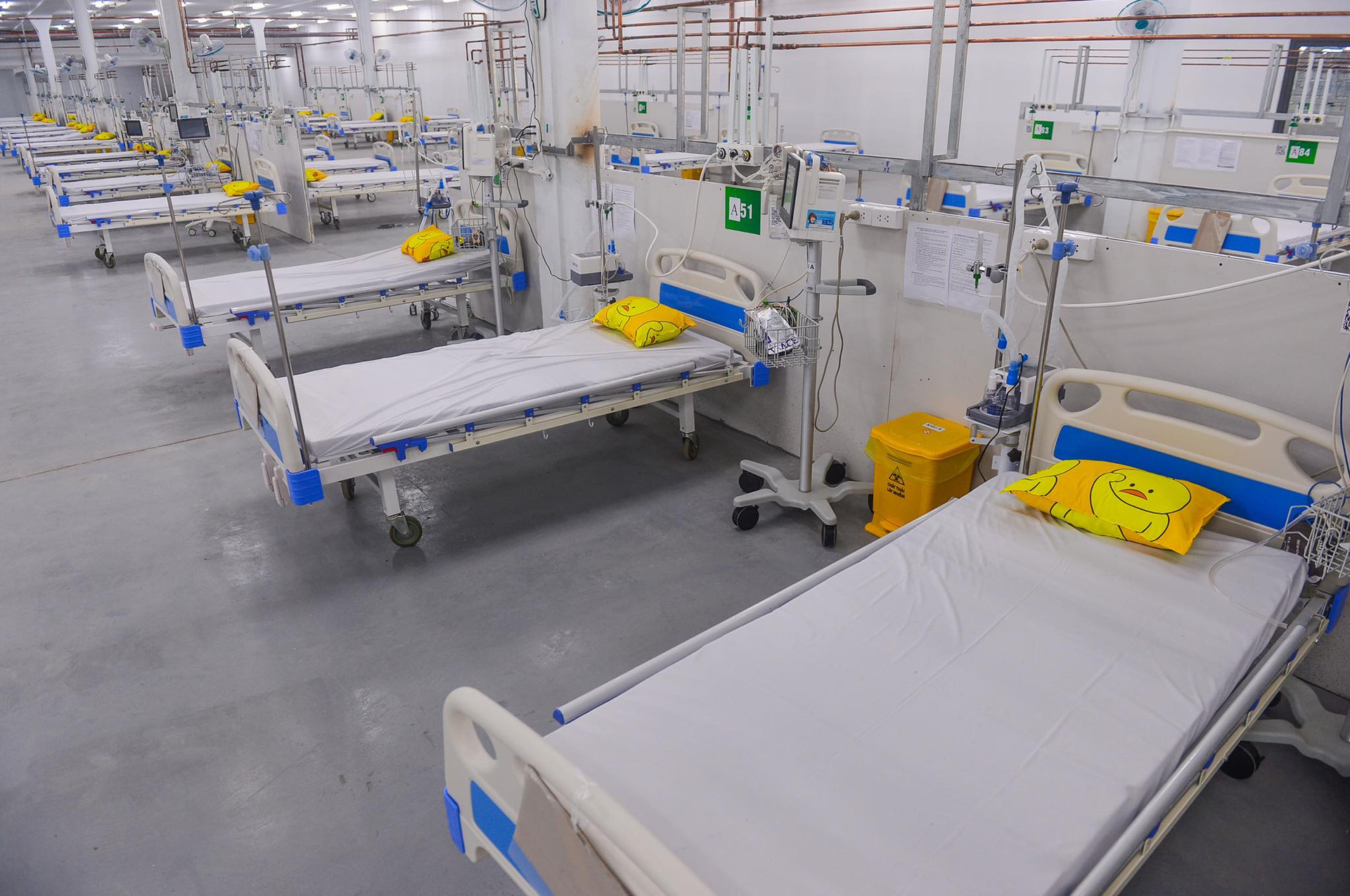 Hầu hết các giường bệnh thuộc Bệnh viện dã chiến số 14 đều được nối oxy tới tận giường. Ảnh: Quang Định
