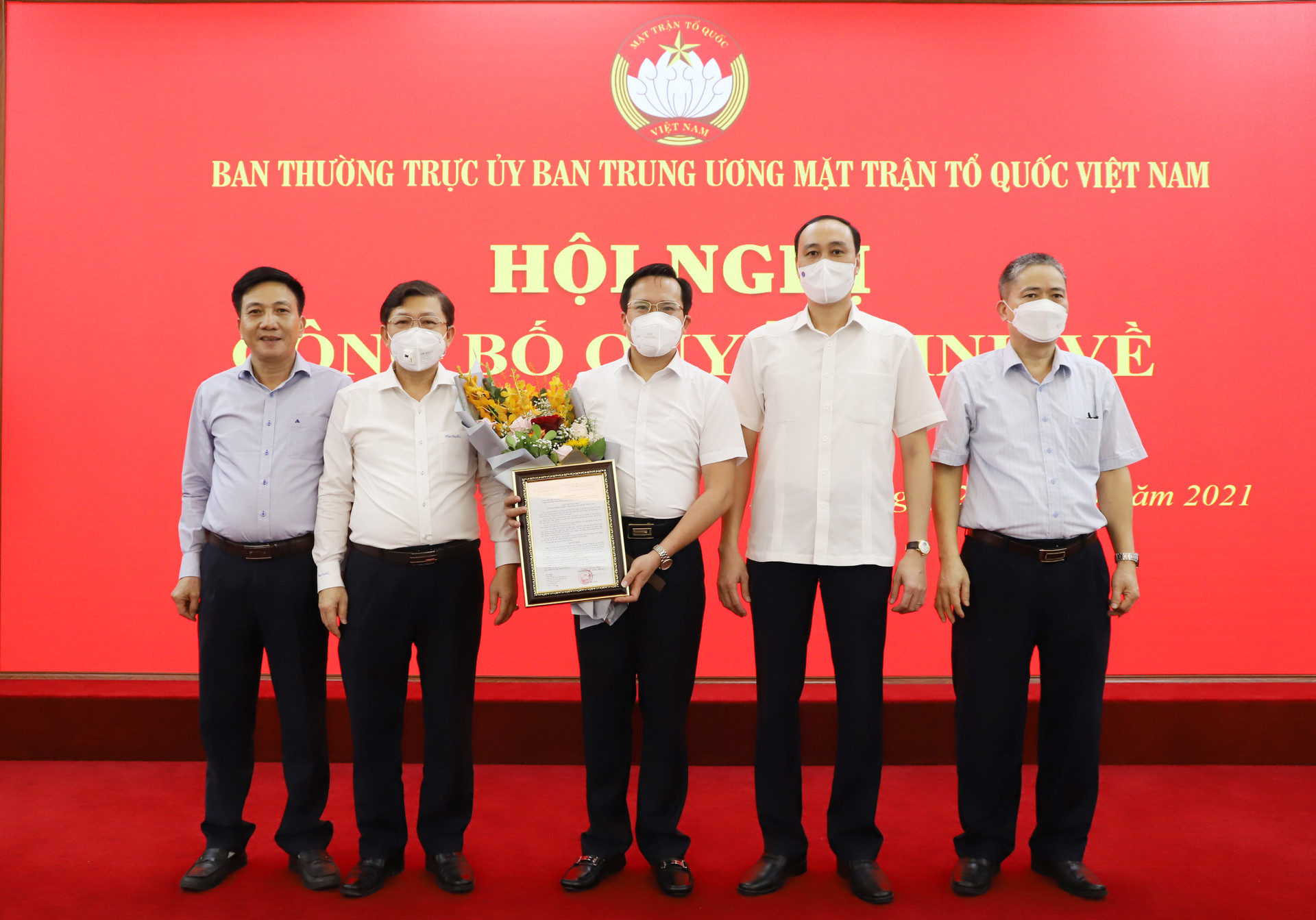 Phó Chủ tịch Nguyễn Hữu Dũng và  Phó Chủ tịch Phùng Khánh Tài Trao quyết định công tác cho đồng chí Nguyễn Đình Vượng. 