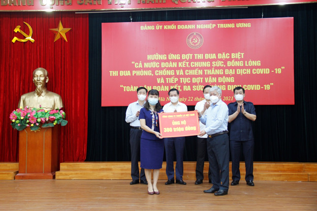 Đồng chí Trần Thị Hoàng Mai – Phó Bí thư Thường trực Đảng ủy, Thành viên Hội đồng thành viên Tổng công ty trao số tiền quyên góp ủng hộ.