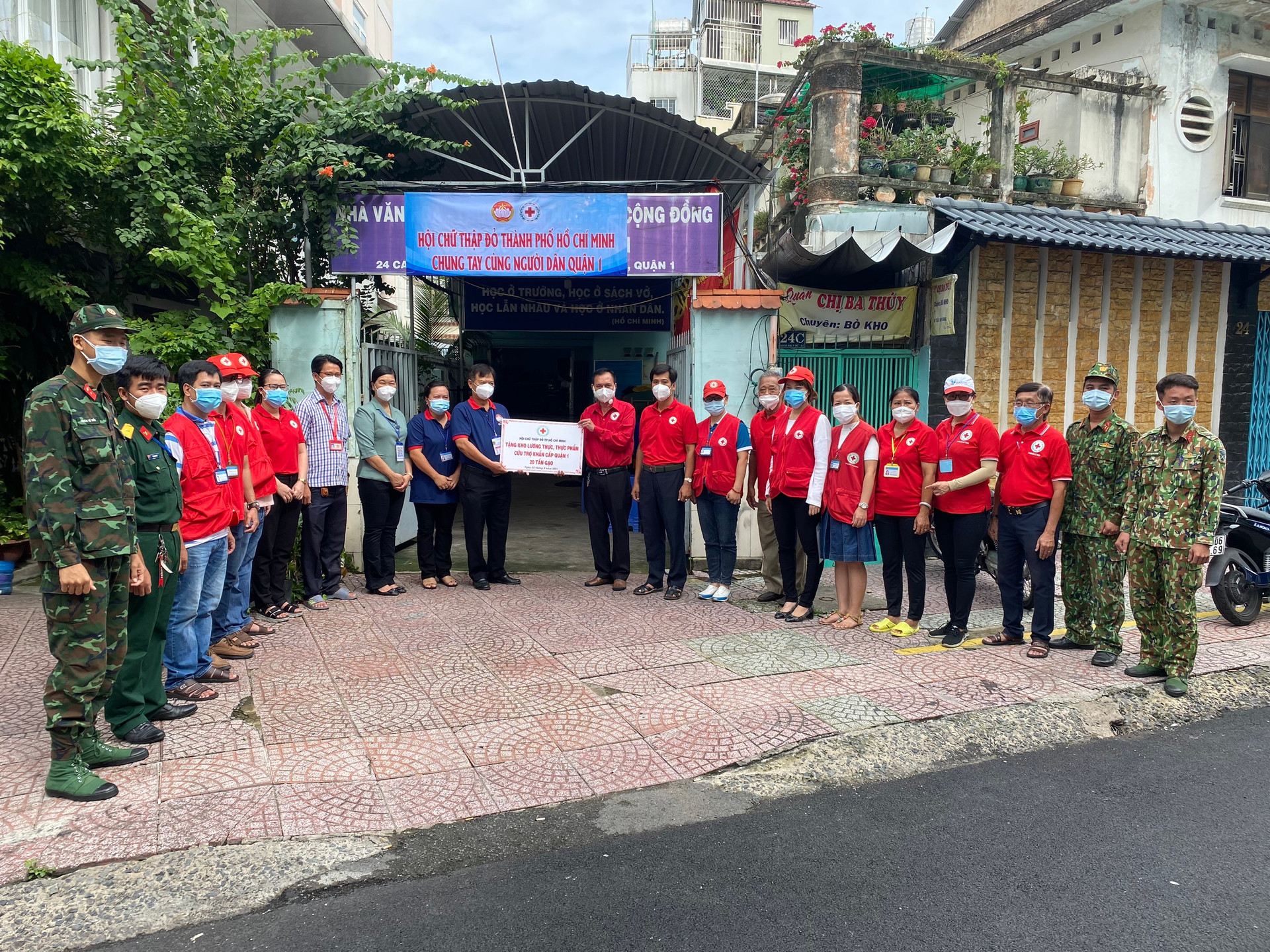 Hội Chữ thập đỏ TP Hồ Chí Minh đã trao tặng Quận 1 20 tấn gạo để chia sẻ khó khăn với bà con.