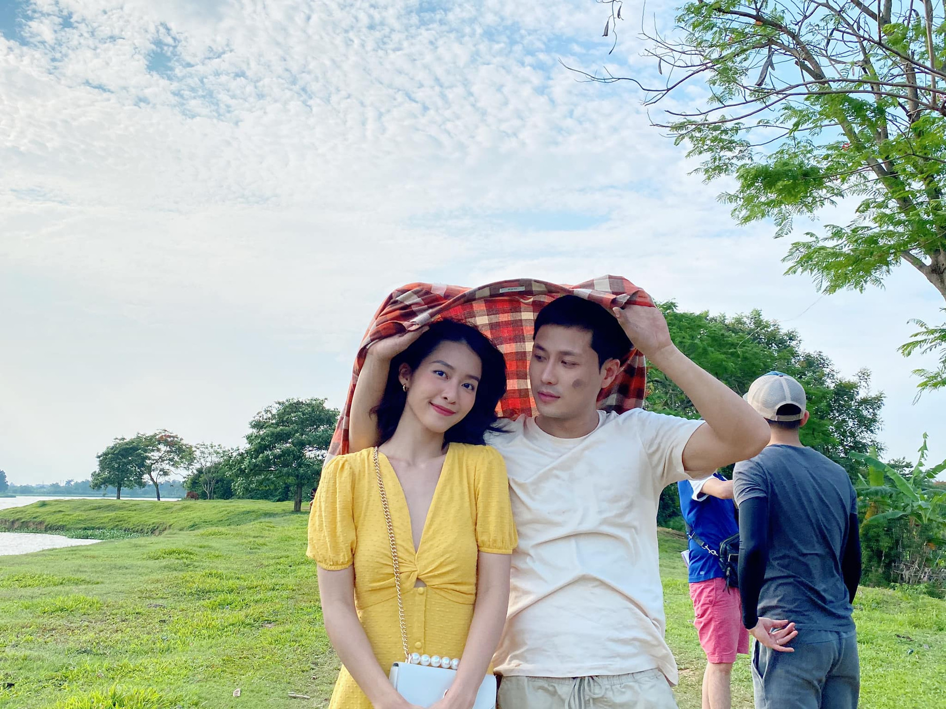 Khả Ngân và Thanh Sơn chụp ảnh lãng mạn khi thực hiện một cảnh quay ven sông.