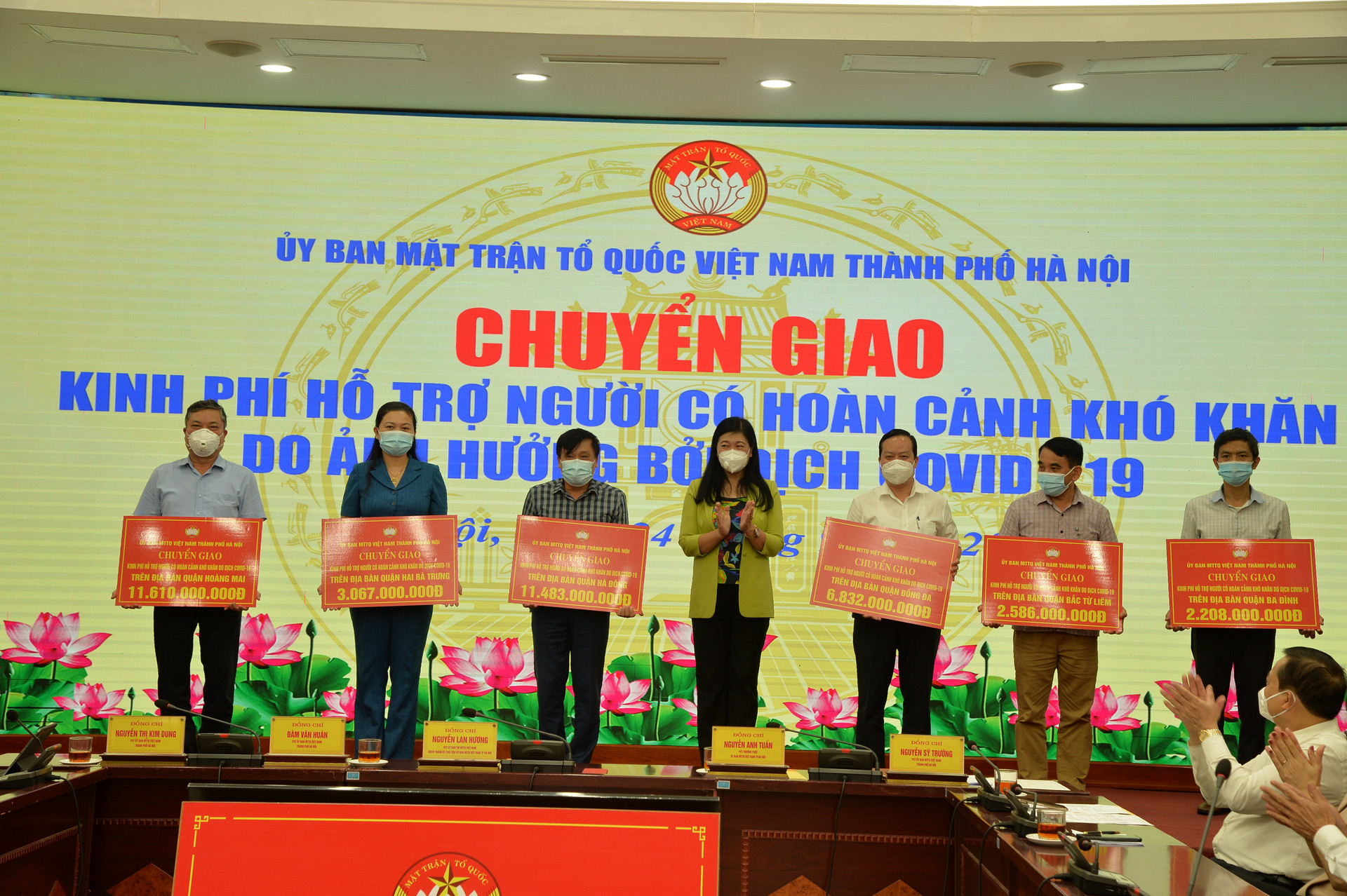 Ủy ban MTTQ thành phố Hà Nội chuyển giao kinh phí hỗ trợ người khó khăn cho 30 quận, huyện. 