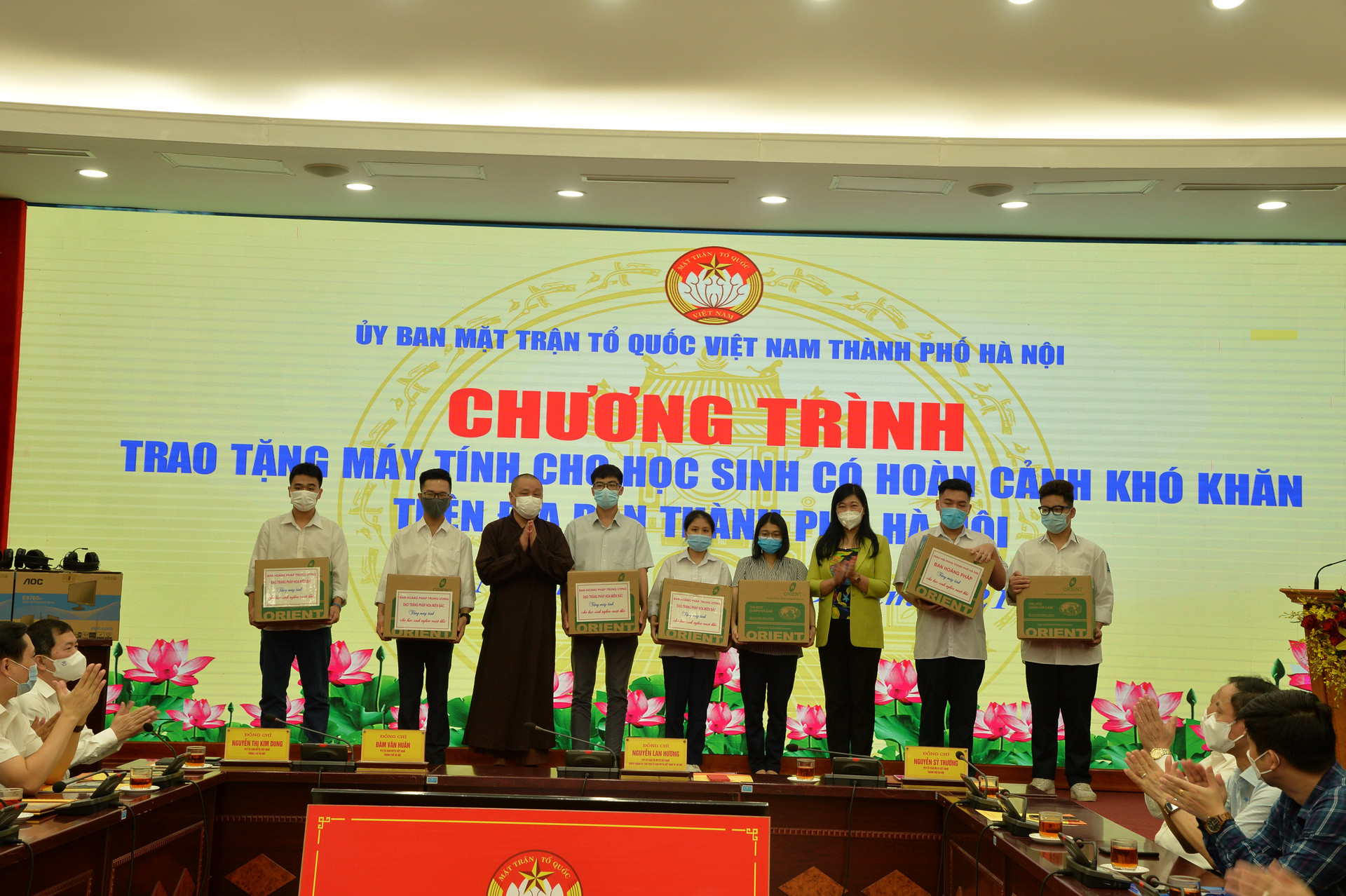 Ủy ban MTTQ Việt Nam thành phố Hà Nội trao tặng máy tính cho học sinh khó khăn trên địa bàn thành phố. 