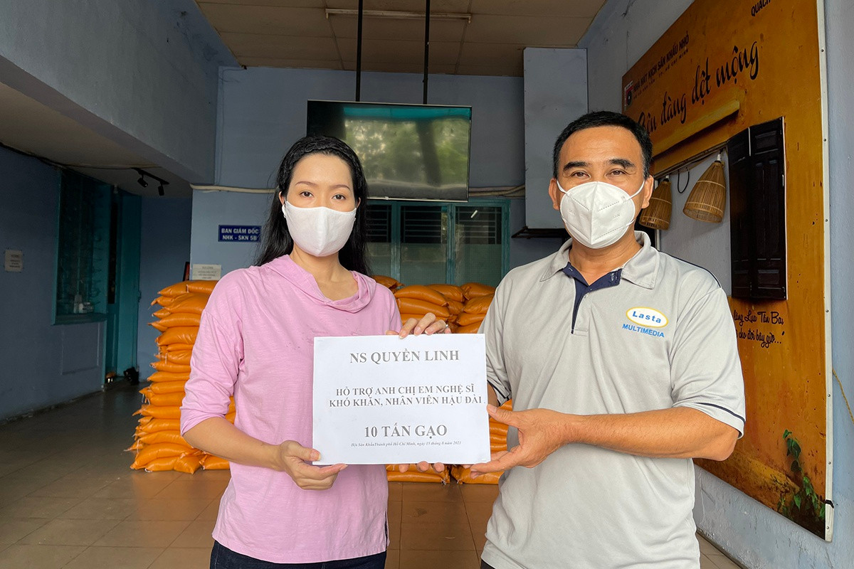 MC Quyền Linh trao tận tay NSUT Trịnh Kim Chi 10 tấn gạo.