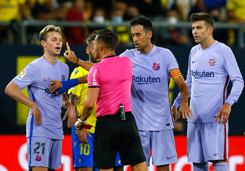 Tiền vệ Frenkie De Jong bị đuổi khỏi sân khiến Barca gặp khó khăn.