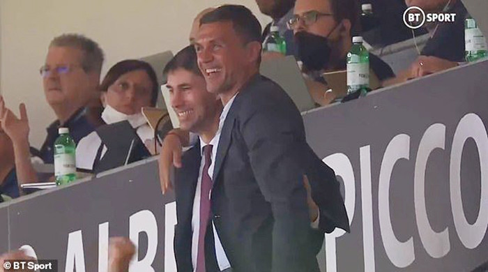 Paolo Maldini ăn mừng cột mốc lịch sử của con trai trên khán đài.