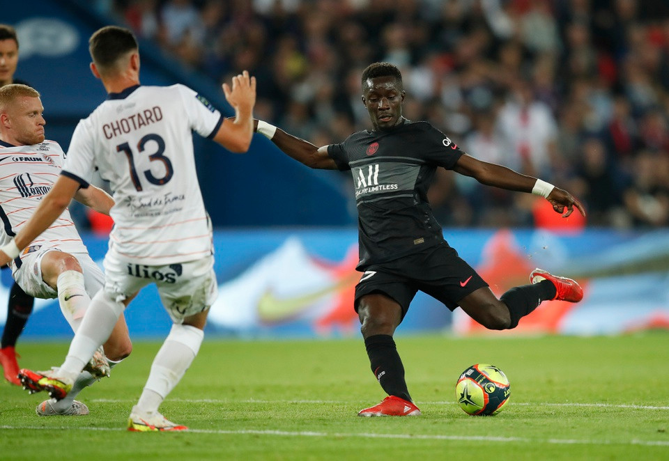 Tiền vệ Gueye mở tỉ số cho PSG với một cú sút xa.