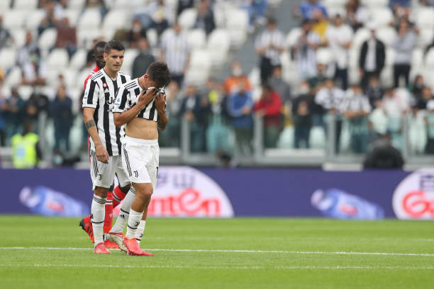 Tiền đạo đội trưởng của Juventus bật khóc khi sớm phải rời sân ở phút 21.