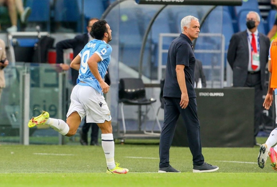 Pedro chạy về phía HLV Mourinho ăn mừng nhằm châm chọc việc bị đẩy khỏi AS Roma ở mùa hè vừa qua.
