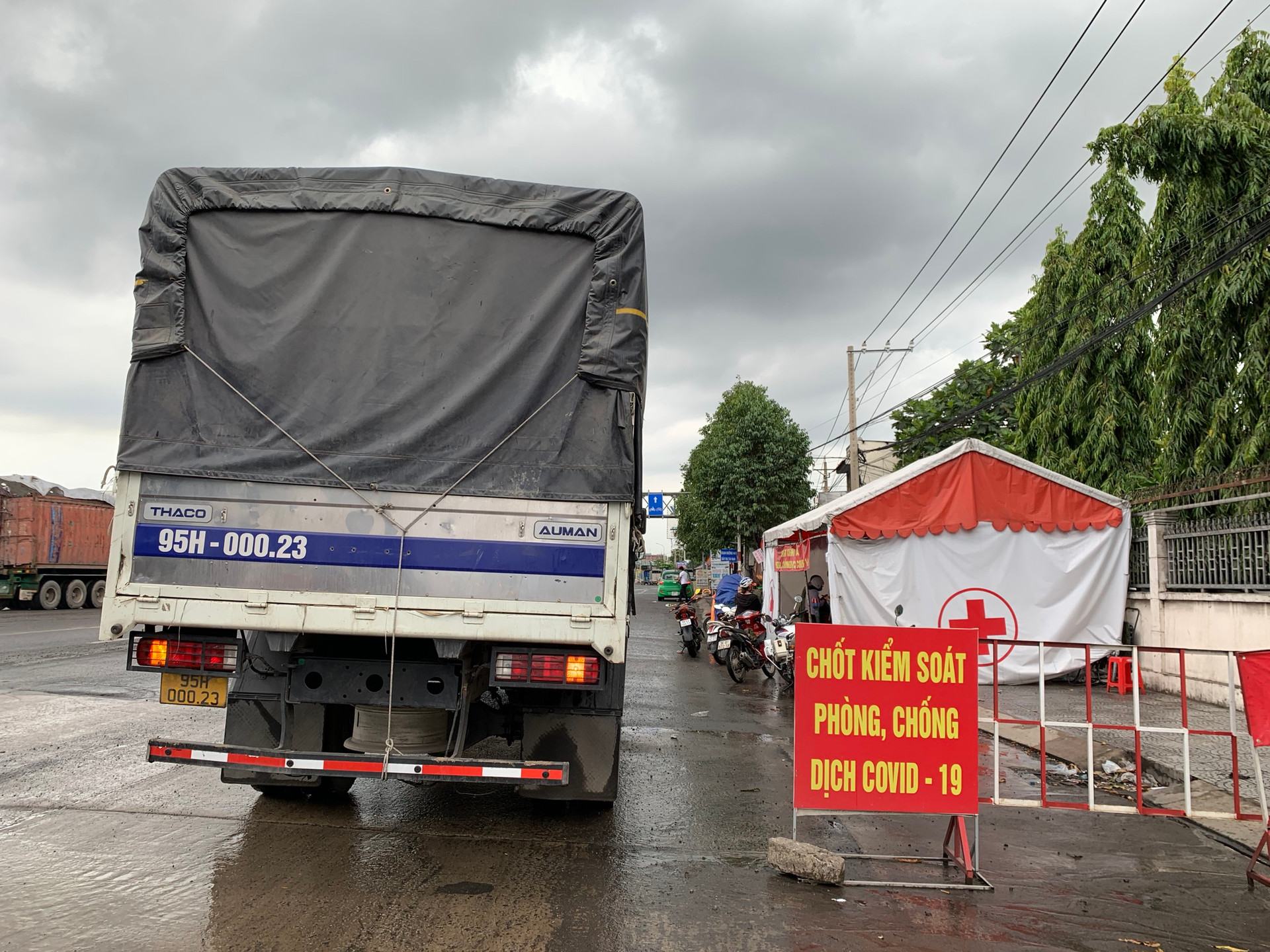 Chốt kiểm soát quốc lộ 1A, cầu Đồng Nai, phường Long Bình Tân vẫn thực hiện kiểm tra người đi đường. 