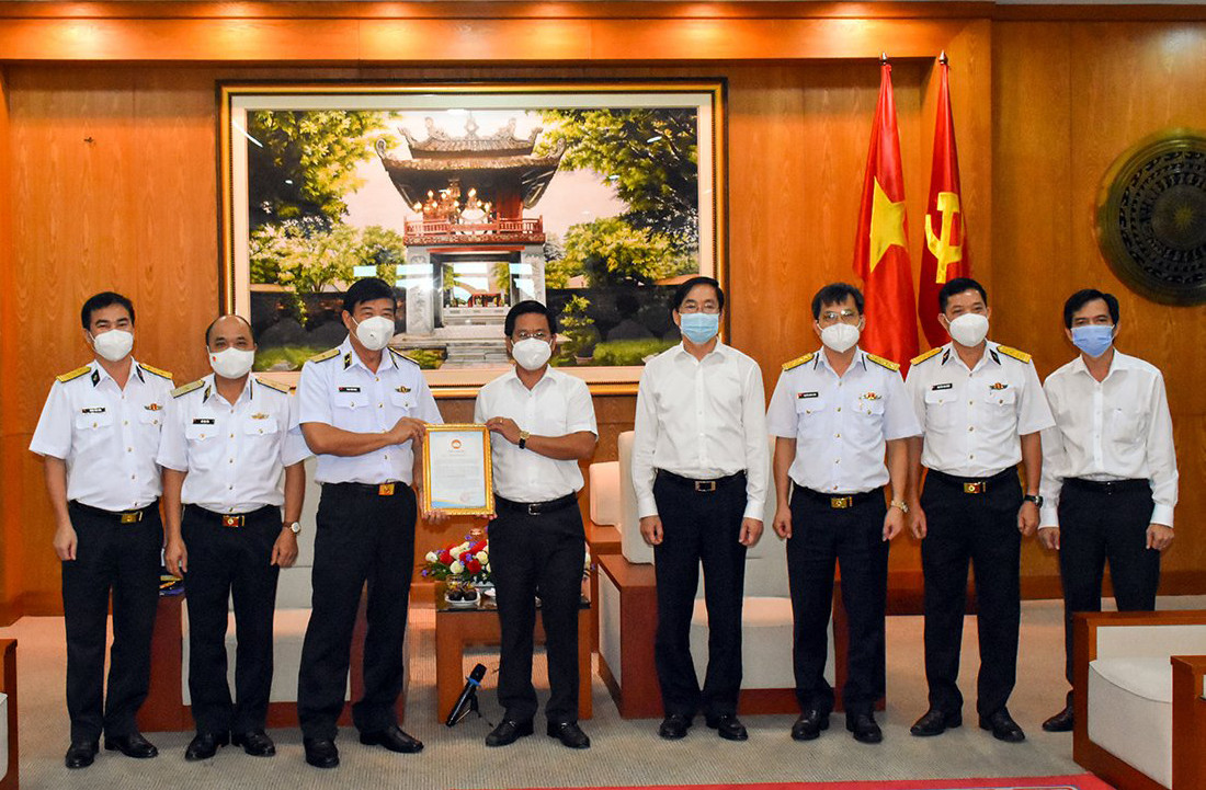 Chủ tịch UBMTTQ Việt Nam tỉnh Bà Rịa-Vũng Tàu Bùi Chí Thành trao Thư cảm ơn Quân chủng Hải quân. 