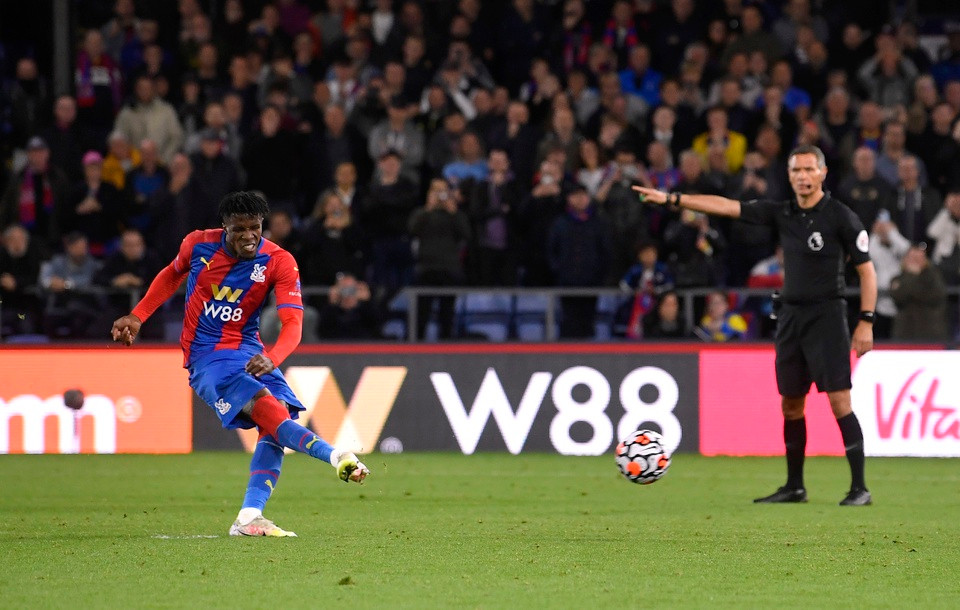 Wilfried Zaha mở tỉ số trên chấm 11m cho Crystal Palace.