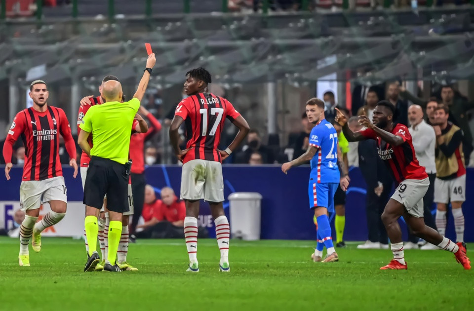 Chiếc thẻ đỏ của Franck Kessie đã thay đổi cục diện trận đấu.